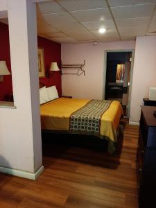 Postel nebo postele na pokoji v ubytování Travelers Lodge