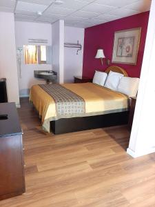 Postel nebo postele na pokoji v ubytování Travelers Lodge