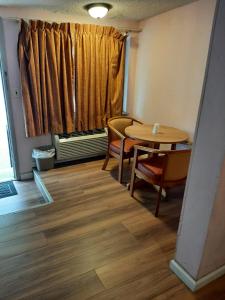 una camera con tavolo, sedie e finestra di Travelers Lodge ad Atco