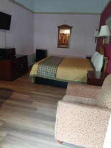 Postel nebo postele na pokoji v ubytování Travelers Lodge