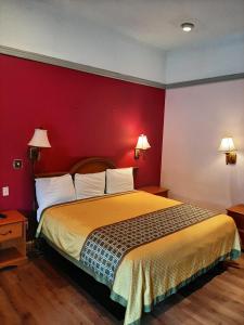 Postel nebo postele na pokoji v ubytování Travelers Lodge