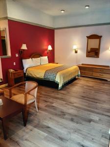 Postel nebo postele na pokoji v ubytování Travelers Lodge
