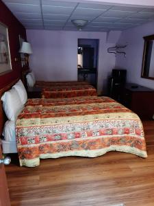Postel nebo postele na pokoji v ubytování Travelers Lodge