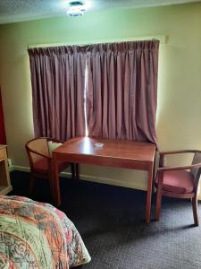 Postel nebo postele na pokoji v ubytování Travelers Lodge