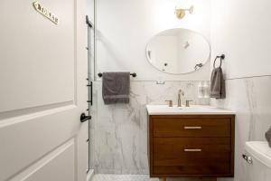 un baño con lavabo y espejo en Steps to Bathhouses, Historic Studio, KING BED, Room # 101, en Hot Springs 20 fotos más