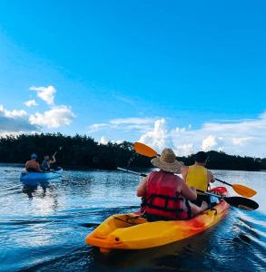 - un groupe de personnes faisant du canoë-kayak sur un lac dans l'établissement Crown Lake Resort & RV, à Horseshoe Bend