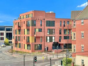 un edificio de ladrillo rojo en la esquina de una calle en Apartment 46 Citygate York, en York
