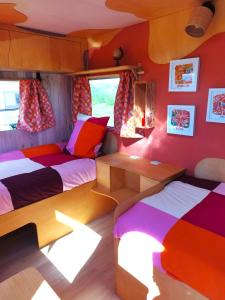 Camping Les Ronds Duval face aux îles anglo-normandes客房内的一张或多张床位