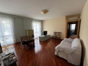 een woonkamer met een bank en een tafel bij Tempio del Sole in Terni