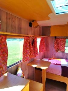 Camping Les Ronds Duval face aux îles anglo-normandes客房内的一张或多张床位