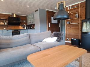 sala de estar con sofá y mesa en Perfect location at Lifjell en Lifjell