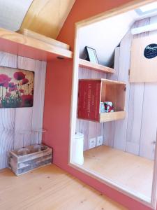 Camping Les Ronds Duval face aux îles anglo-normandes的厨房或小厨房