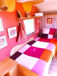Camping Les Ronds Duval face aux îles anglo-normandes客房内的一张或多张床位