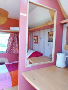 Camping Les Ronds Duval face aux îles anglo-normandes客房内的一张或多张床位