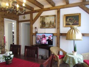 ein Esszimmer mit einem Tisch und einem TV in einem Zimmer in der Unterkunft Eifel Quartier Ferienhaus in Mechernich