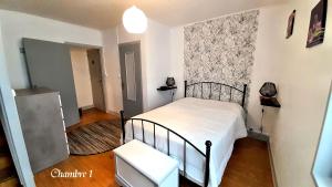 Un pat sau paturi într-o cameră la L'Oustalou - Gîte entre Lot et Truyère
