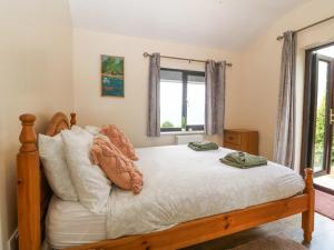 - une chambre avec un lit et une fenêtre dans l'établissement Y Stabl, à Llanrwst