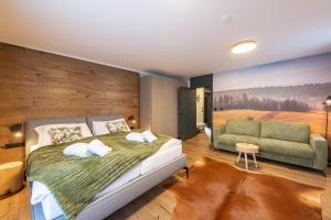 Resort - D9 في Želnava: غرفة نوم بسرير كبير وأريكة