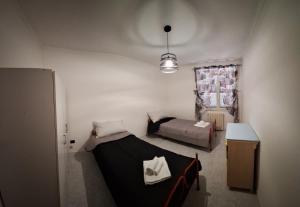 una pequeña habitación con una cama y un sofá en Celine'S House, en Ostia Antica