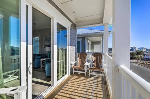 een balkon met 2 stoelen op een huis bij Emerald Isle, Ocean Views with Pool and Beach Access in Emerald Isle