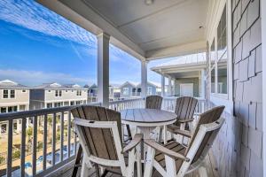 een veranda met een tafel en stoelen op een balkon bij Emerald Isle, Ocean Views with Pool and Beach Access in Emerald Isle