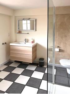 ein Bad mit einem Waschbecken und einer Dusche in der Unterkunft VILLA ARVOR CANNES Appartement indépendant en bas de maison in Cannes