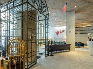 een lobby met een grote glazen wand bij The Marmara Park Avenue in New York