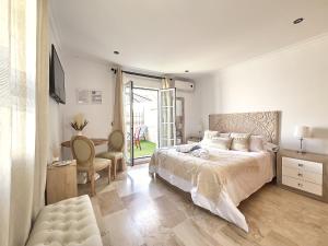 1 dormitorio con 1 cama, 1 mesa y 1 silla en Studio Novena Little Apartments, en Cádiz