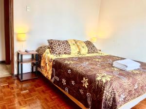 a bedroom with a bed and a side table at ItsaHome Aparments - Casa del Parque in Quito