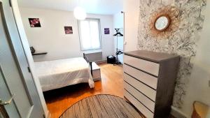 Dormitorio pequeño con cama y espejo en L'Oustalou - Gîte entre Lot et Truyère en Entraygues-sur-Truyère