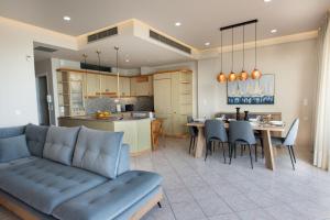 Η κουζίνα ή μικρή κουζίνα στο Alkioni Suite with harbor view +17 φωτογραφίες