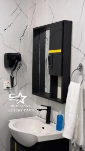 瓦迪拉姆的住宿－RUM ATANA lUXURY CAMP，浴室设有白色水槽和镜子
