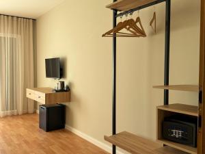a living room with a room with a tv and a shelf at Hotel Restaurant Sjor Luka Turanj in Turanj