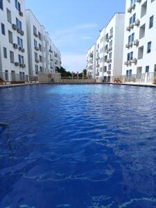 Hồ bơi trong/gần Apartamento en Coveñas con piscina