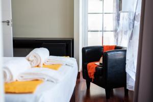 Habitación con 1 cama y 1 silla con toallas en Villa Marzella - Luxury Costa Adeje, en Adeje