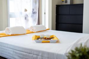 アデへにあるVilla Marzella - Costa Adejeのベッドの上に座った食料品のトレイ