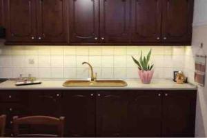 モウザキオンにあるLittle Houseのシンクとカウンタートップのあるキッチン +6枚の写真