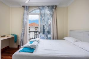 1 dormitorio con ventana grande y toallas en una cama en Villa Marzella - Luxury Costa Adeje, en Adeje