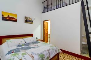 蒙波斯的住宿－La casa de la Maye，一间卧室设有一张床,楼梯位于卧室内