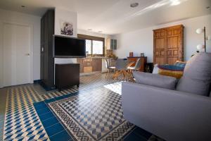 ein Wohnzimmer mit einem Sofa und einem TV in der Unterkunft Villa Cotomar in Rincón de la Victoria