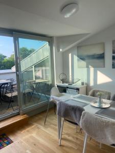 a dining room with a table and a balcony at Appartement Havelblick in Berlin