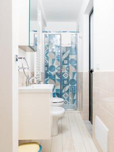 ポジターノにあるCasa Bijou - De Vivo Realty Positanoのトイレとシャワー付きのバスルーム +70枚の写真