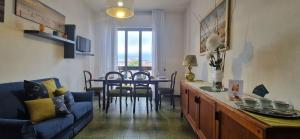 Garden House With Private Parking - Belcantovillas في توري ديل لاغو بوتشيني: غرفة معيشة مع طاولة وأريكة زرقاء