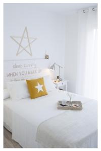 Una cama blanca con una bandeja encima. en Apartamur Chic 115, en Murcia