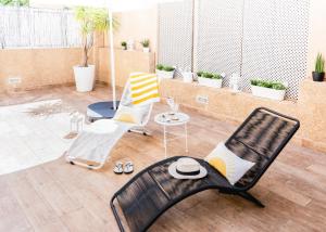 un patio con 2 sillas y una mesa en Apartamur Chic 115, en Murcia