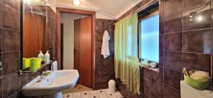 Garden House With Private Parking - Belcantovillas في توري ديل لاغو بوتشيني: حمام مع حوض ونافذة +35 صورة