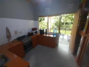 cocina con fogones y encimera con ventana en Unique Heritage, en Arusha