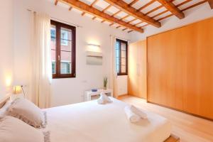 a bedroom with a large white bed in a room at Sant Cesc in Ciutadella