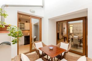 a dining room with a table and chairs at Sant Cesc in Ciutadella