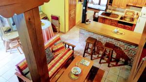 una vista aérea de una cocina y una sala de estar en Vivienda Vacacional El Ventanuco, en Buelna